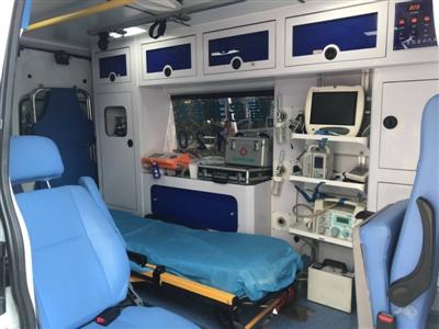 青岛市非急救转运平台专业护送车辆内部医疗设备. 陆 波 摄